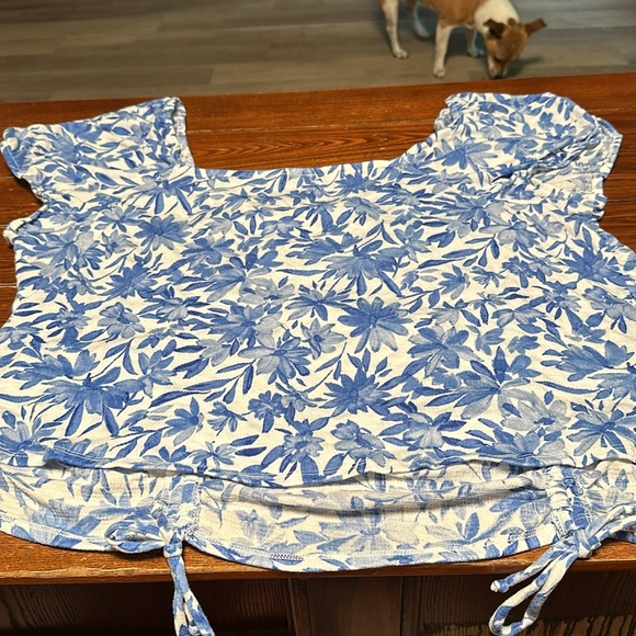 Very cute blouse/top. Ruched front very slimming. Brand is The Greater Good 2x - Picture 5 of 6